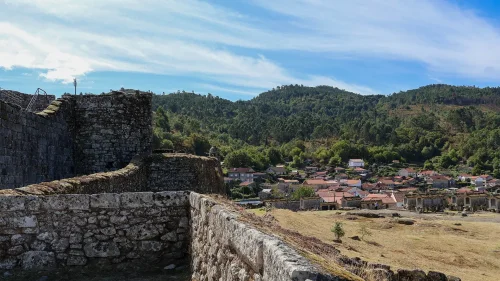 Vista do Castelo do Lindoso para os Espigueiros